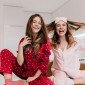 jovens garotas sentadas na cama vestindo pijamas