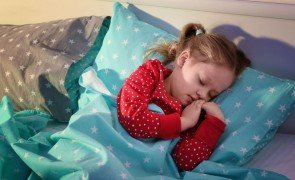 menina dormindo com pijama