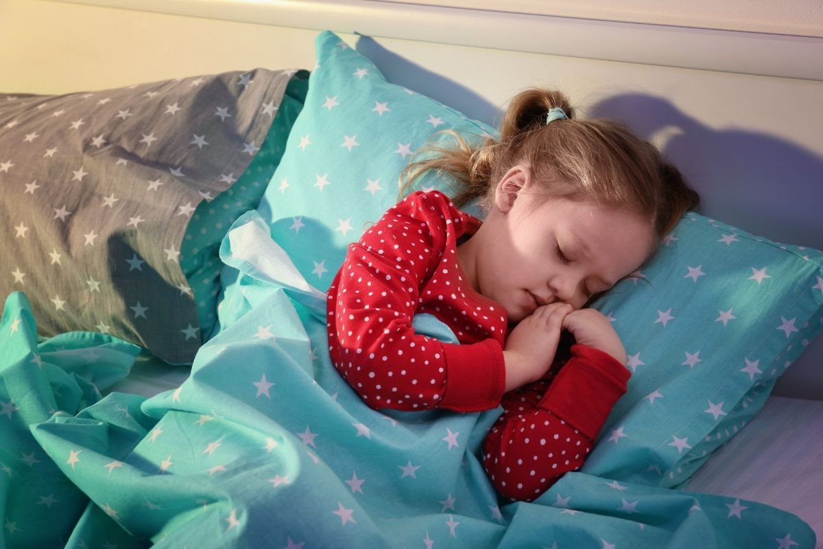 menina dormindo com pijama