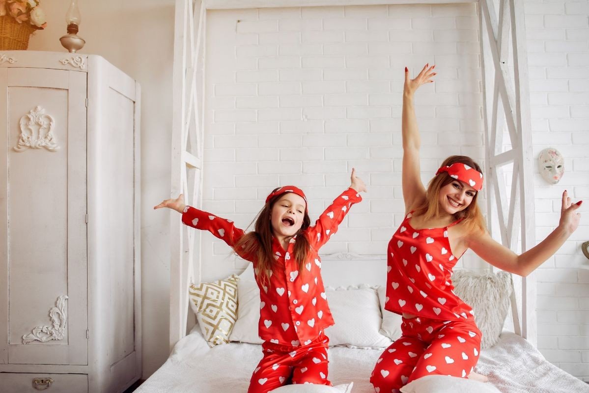 mae e filha usando pijama antialesgico