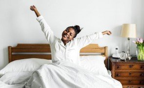 mulher acordando com pijamas