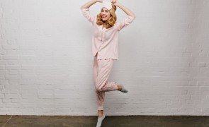 mulher posando pra foto de pijama