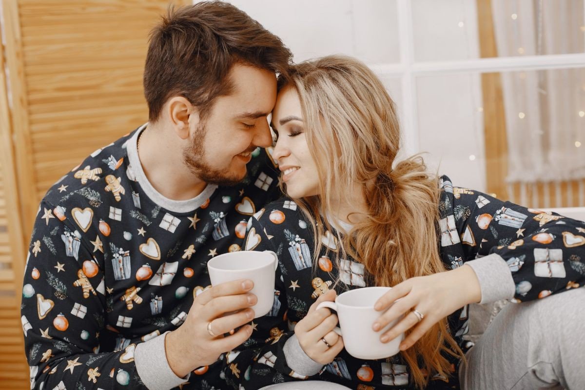 casal feliz com pijamas de natal