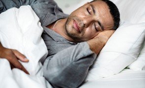 homem dormindo com pijama masculino