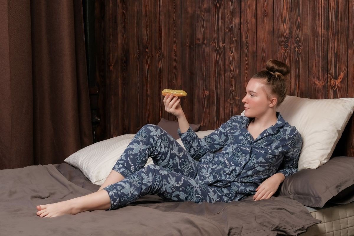 mulher deitada na cama com pijama feminino