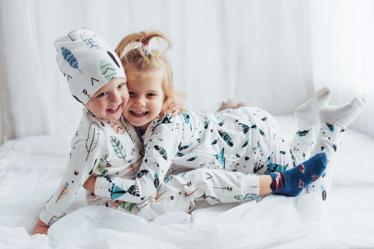 irmãos com pijamas infantis combinando