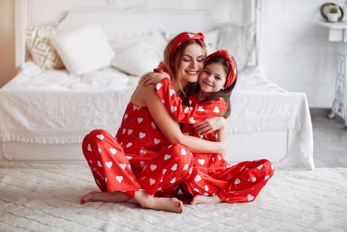 mae e filha com pijamas combinando