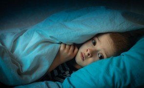 criança com medo de dormir sozinha