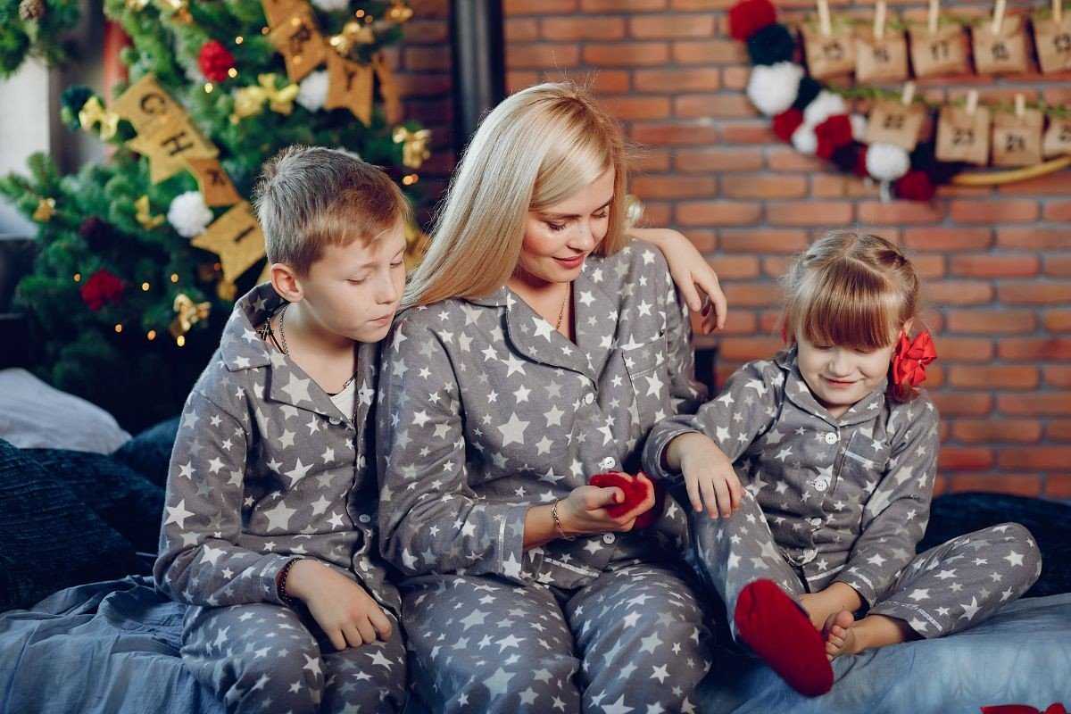 mãe e filhos usando pijamas iguais