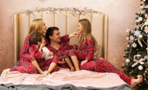 família usando pijamas combinando