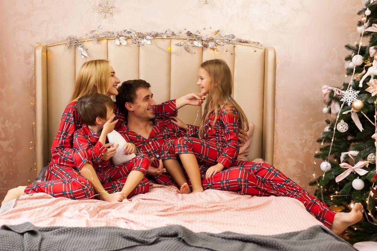 familia usando pijamas combinando